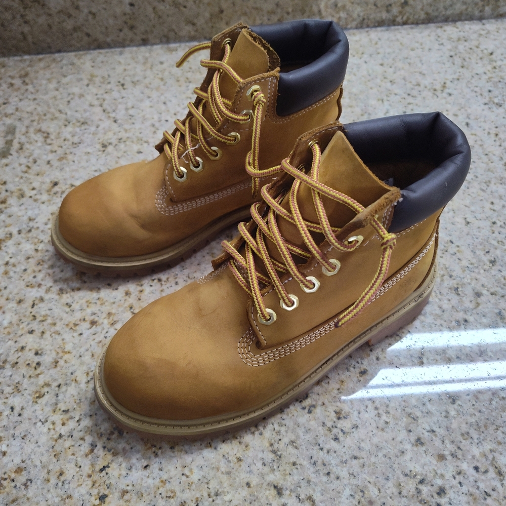 Timberland Boys size 2 medium